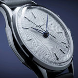 Vulcain Cricket Titanio dettaglio quadrante guilloché con indici argentati e lancette blu lucidate 142268G13.BAN249