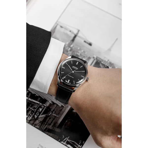 Vulcain Grand Prix 39mm Nero 670171A00.BAC201 indossato intero