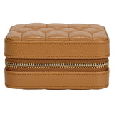 Wolf 1834 Porta Gioie Lauren in pelle camel con coperchio trapuntato e chiusura zip dorata, vista frontale 347807