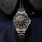 Orologio Yema Navygraf Heritage Nero YNAV25-AM ambientato
