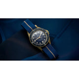 Yema Navygraf Marine Nationale Edition cassa IP-bronzo quadrante blu navy con indici luminosi su sfondo tessuto blu YMHF1591MN-GG