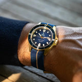 Yema Navygraf Marine Nationale 400th Anniversary Edition indossato al polso, quadrante blu e cassa IP-bronzo YMHF1591MN-GG