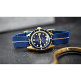 Yema Navygraf Marine Nationale vista laterale cassa IP-bronzo cinturino paracadute blu navy con riga beige YMHF1591MN-GG