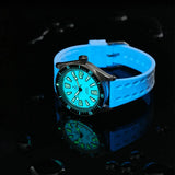 Yema Skin Diver Slim Full Lume CMM.20 luminescenza completa quadrante e cinturino con riflesso su superficie scura 12.26.20.67.SNL.U7