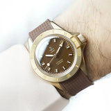 Yema Superman Bronze CMM.10 indossato al polso quadrante marrone lunetta bronzo subacqueo 300m 17.26.10.38.ZN.U8