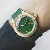Yema Superman Bronze CMM.10 indossato al polso quadrante verde indici luminosi cassa bronzo cinturino gomma verde 17.26.10.34.ZN.U4