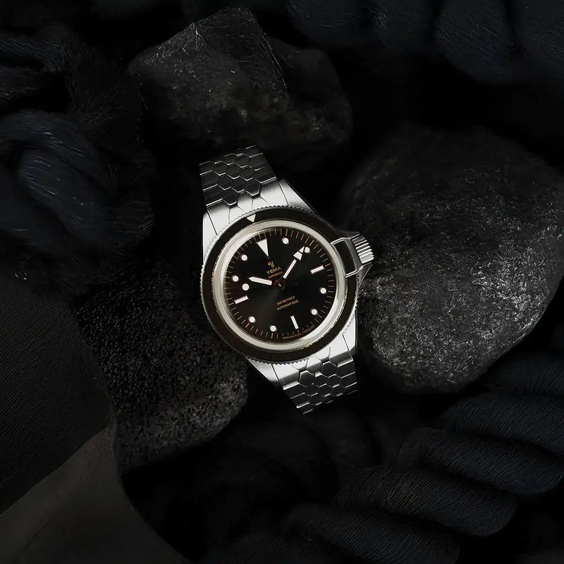 Orologio Yema Superman Gilt CMM.10 Nero 39 mm ambientato