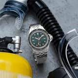 Yema Superman Gilt CMM.10 Verde 39 mm ambientato