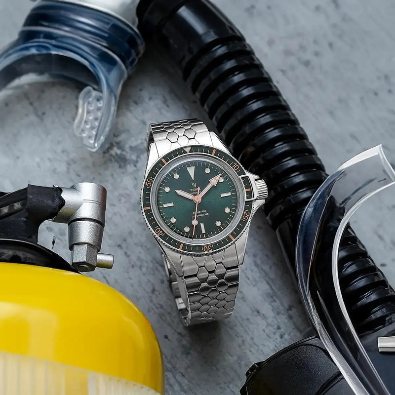 Yema Superman Gilt CMM.10 Verde 39 mm ambientato