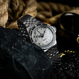 Yema Superman Titanium MoonTide CMM.11 vista laterale su roccia con bracciale titanio e quadrante testurizzato 12.26.11.66.TNL.MT