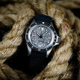 Yema Superman Titanium MoonTide CMM.12 ambientazione nautica con quadrante lunare grigio e cinturino gomma nero 12.26.11.66.TNL.U6