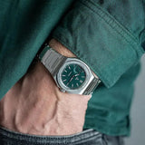Yema Wristmaster Slim Small Seconds CMM.29 verde indossato al polso, profilo ultra-slim 9mm bracciale integrato 76.26.29.04.SN.M