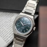 Yema Wristmaster Slim Small Seconds CMM.29 dettaglio cassa ottagonale spazzolata e corona a vite quadrante verde 76.26.29.04.SN.M