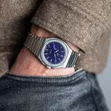 Yema Wristmaster Slim Small Seconds CMM.29 blu indossato al polso, profilo ultra-slim 9mm acciaio 76.26.29.05.SN.M