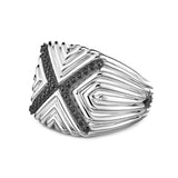 Zancan Anello Cosmopolitan Chevalier argento vista laterale con motivo a X in pietre nere e lavorazione a scanalature EXA103