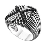 Zancan Anello Cosmopolitan Chevalier dettaglio struttura argento con croce di pietre nere e profilo della fascia EXA103
