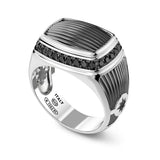 Zancan Anello Cosmopolitan Chevalier uomo in argento 925 con spinelli neri e lavorazione a righe EXA088