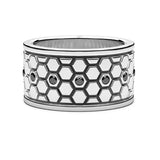 Zancan Anello Cosmopolitan Fascia in argento con motivo esagonale a nido d'ape e spinelli neri centrali EXA091