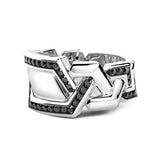 Zancan Anello Cosmopolitan Luxury Chevalier dettaglio laterale lavorazione geometrica con pietre nere su argento ESA048