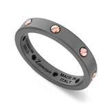 Zancan Anello Eternity Titanium Fede vista angolata, dettaglio viti oro rosa su banda titanio grigio scuro ETA116