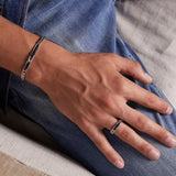 Zancan Bracciale Cosmopolitan Grumetta in argento con pietre nere indossato su polso uomo, stile casual ESB086
