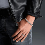 Zancan Bracciale Cosmopolitan Luxury Solo maglia in argento indossato su polso uomo con giacca in pelle ESB229