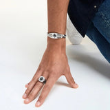 Zancan Bracciale Cosmopolitan Rosa dei venti in argento indossato su polso uomo con anello coordinato ESB109