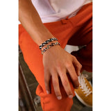 Zancan Bracciale Cubane Grumetta indossato al polso, maglia grumetta argento e ceramica nera stile casual ESB115-NE
