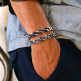 Zancan Bracciale Cubane Grumetta indossato su polso uomo, doppio giro maglie argento smaltate blu e azzurro ESB118