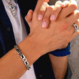 Zancan Bracciale Cubane Grumetta argento con spinelli neri indossato su polso uomo, stile casual ESB111