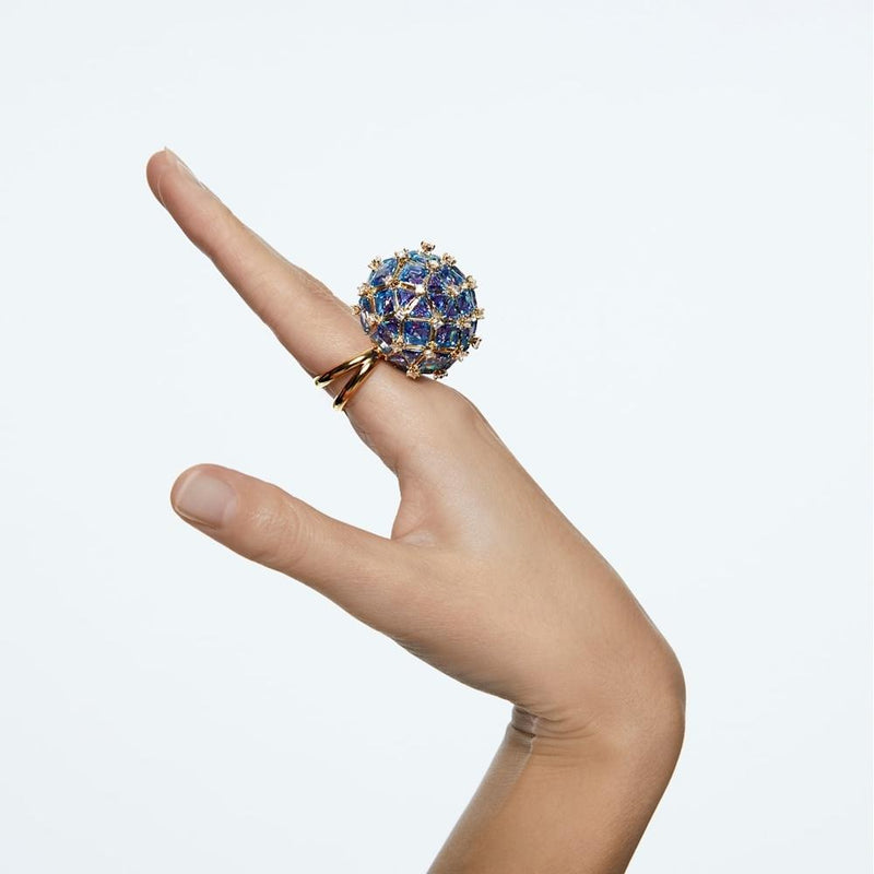 SWAROVSKI anello donna Curiosa a sfera in metallo dorato con cristalli taglio princess azzurri e viola Indossato