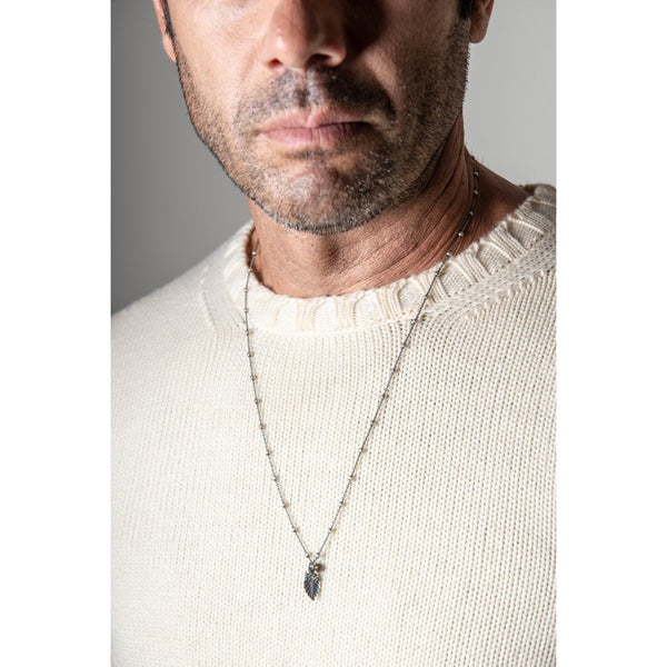 Collana uomo Antracite in argento invecchiato con pendenti vari tra cui una foglia Titilla Indossato