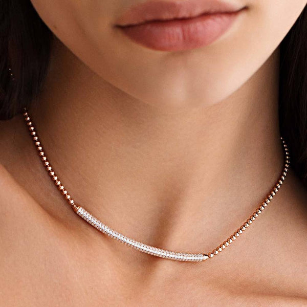 Collana a sferette Rosato in argento placcato oro rosa con barretta centrale in pavé di zirconi RZBI02 Indossato