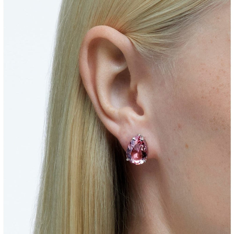 SWAROVSKI orecchini a lobo in metallo rodiato con cristalli a goccia rosa 5614455 Indossato2
