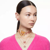 SWAROVSKI orecchini a fiore con cristalli rosa in metallo placcato oro 5656635 Indossato2