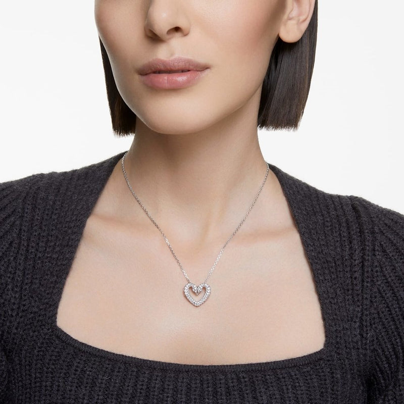 Swarovski Collana donna rodiata con centrale a forma di cuore con cigni in cristallo 5625533 Indossato