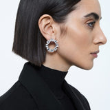 Orecchini donna Swarovski Millenia cerchi frontali pendenti in metallo rodiato con cristalli ottagonali 5602780 Indossato