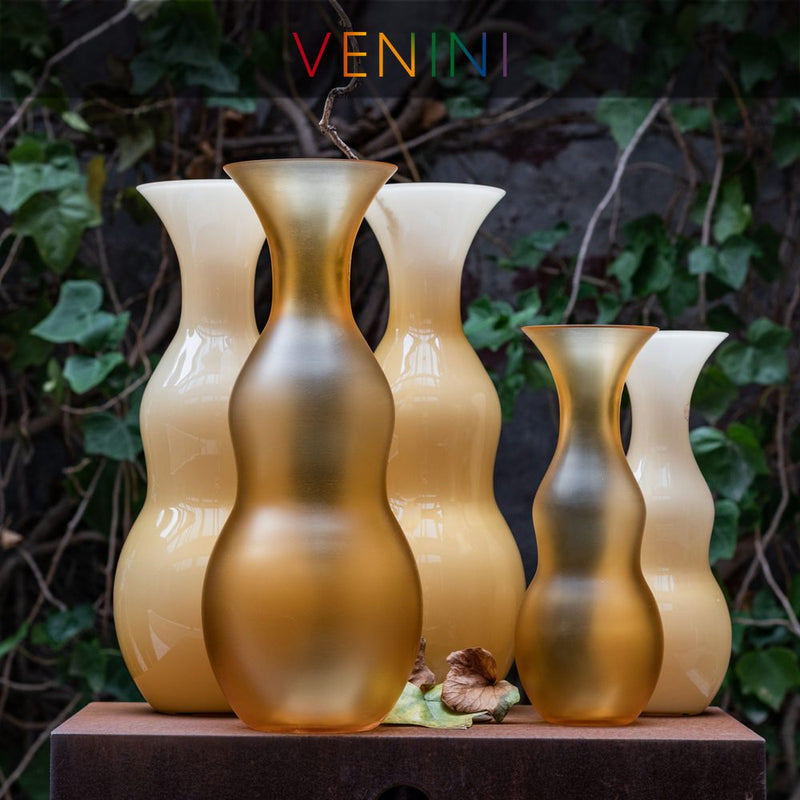 VENINI Vaso Pigmenti Satin Giallo Ambra in Vetro Soffiato di Murano 516.86 Ambientato