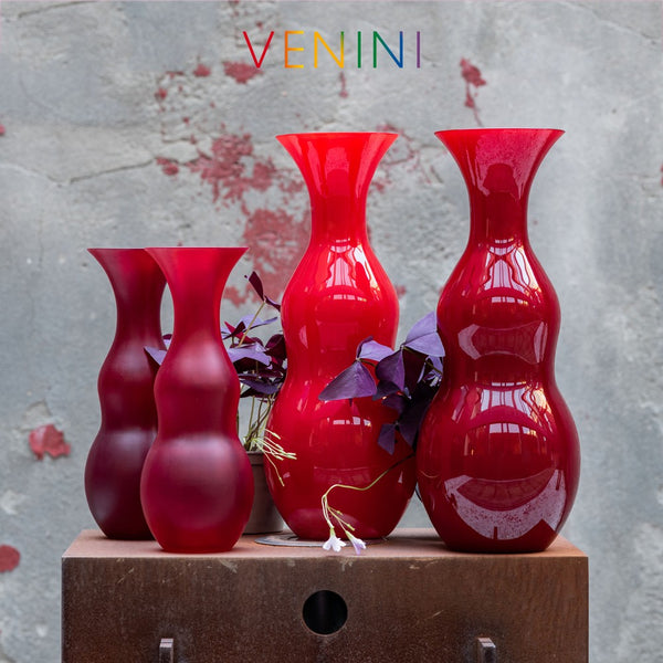 VENINI Vaso Pigmenti Satin Rosso in Vetro Soffiato di Murano 516.85 Ambientato