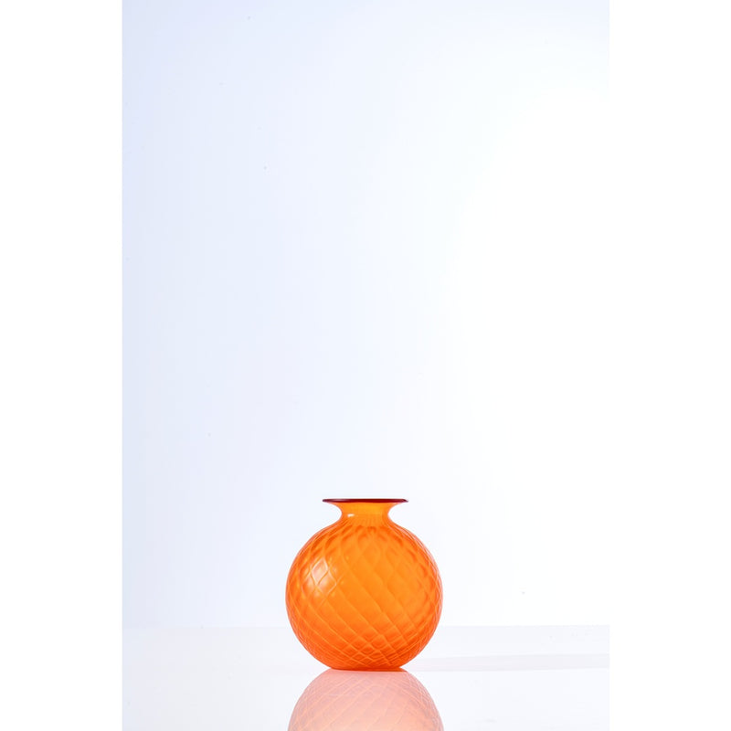 Vaso Monofiore VENINI Balloton Piccolo Arancione Sabbiato con Filo Indaco in Vetro Soffiato di Murano 100.16 