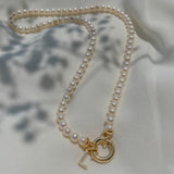 ALFYO Collana perle coltivate di fiume bianche con chiusura in argento dorato e pendente iniziale con zirconi ambientato