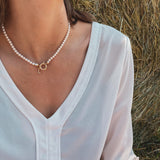 ALFYO Collana perle coltivate di fiume bianche con chiusura in argento dorato e pendente iniziale con zirconi Indossato2