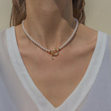 ALFYO Collana perle coltivate di fiume bianche con chiusura in argento dorato e pendente iniziale con zirconi Indossato