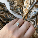 anello solitario con zircone azzurro e montatura in oro bianco indossato