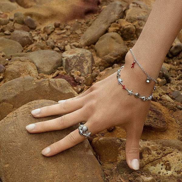 Bracciale donna Rosato in argento con pendenti di conchiglia, tartaruga, corallo, stella marina e pesce RZIB11 Indossato