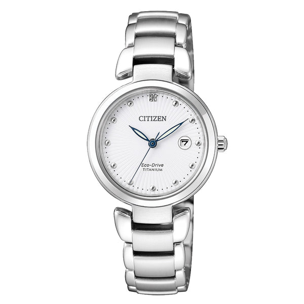 CITIZEN Orologio al Quarzo Datario Donna con Cassa Rotonda Quadrante Bianco e Cinturino in Super Titanio EW2500-88A