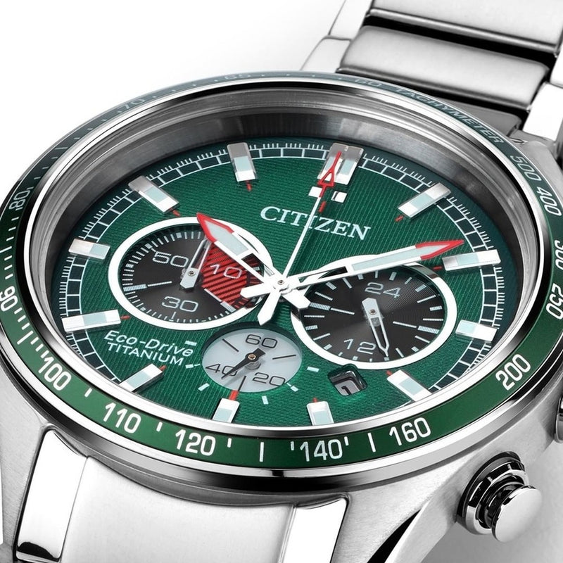 Orologio Uomo Citizen Super Titanio Cronografo Quadrante Verde e Cinturino in Titanio CA4497-86X Dettaglio