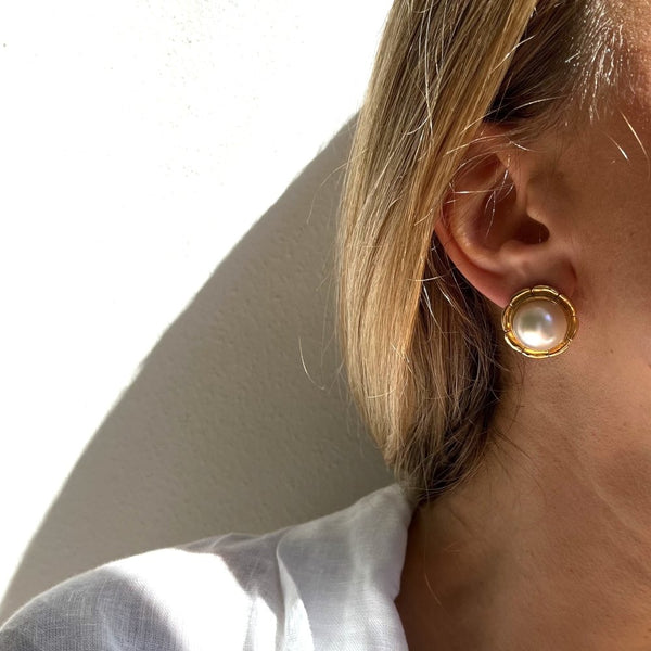 orecchini anni 80 in oro con perla indossati