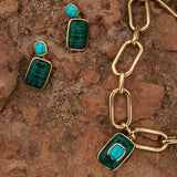 TI SENTO Orecchini pendenti da donna in argento dorato con pietre verdi e turchese 7876MA Ambientato