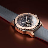 orologio uomo bulova marine star automatico rosè quadrante grigio e cinturino in silicone grigio 98A228 ambientato